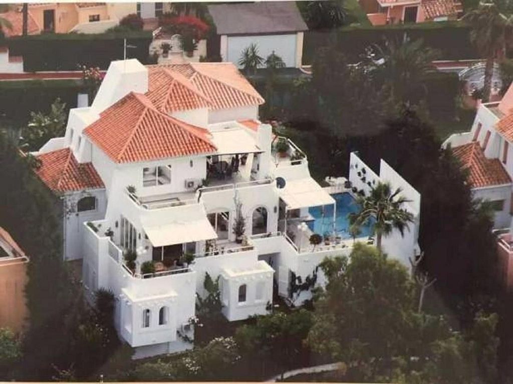 Villa to renovate in a gated community in Los Naranjos, Nueva Andalucia, Marbella