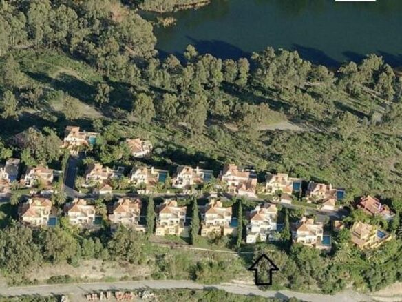 Villa to renovate in a gated community in Los Naranjos, Nueva Andalucia, Marbella