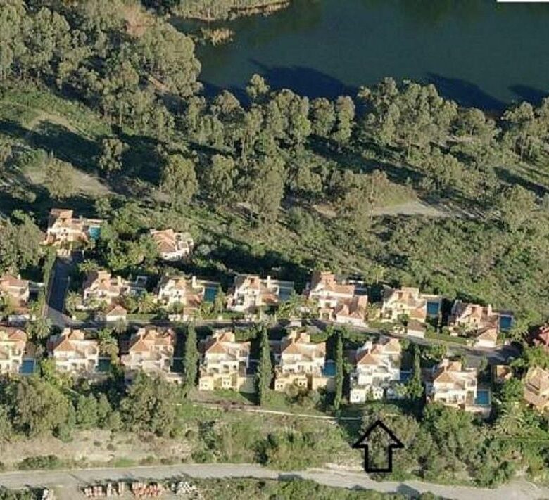 Villa to renovate in a gated community in Los Naranjos, Nueva Andalucia, Marbella