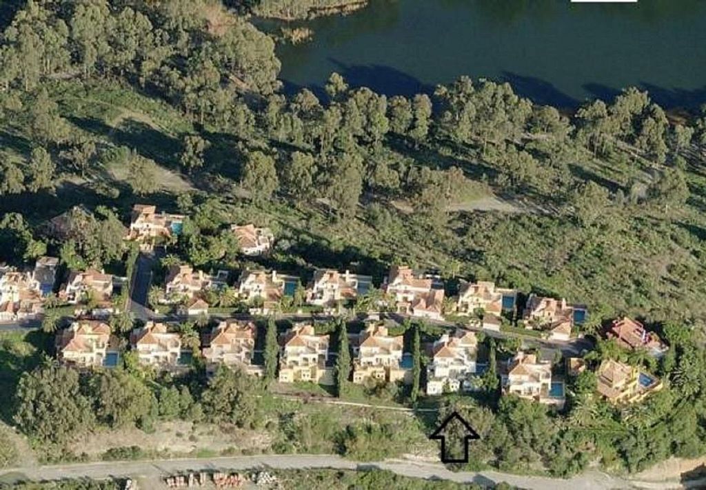 Villa to renovate in a gated community in Los Naranjos, Nueva Andalucia, Marbella