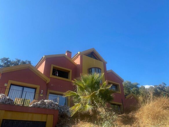 FOR SALE 🏡 Six-Bedroom Villa to Renovate with Lift and Private Pool – Santa María, Elviria, Marbella 🇪🇸