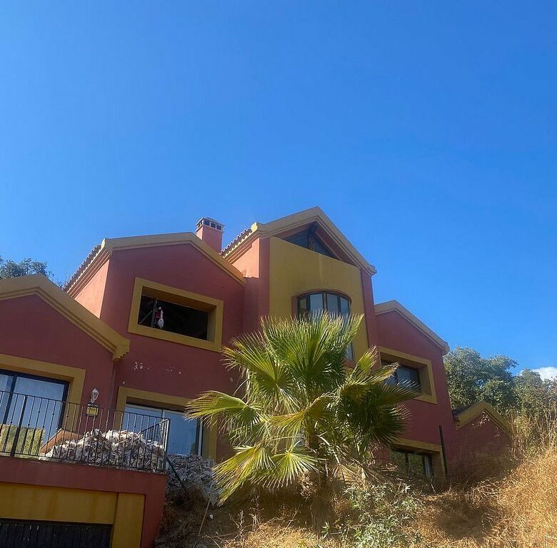 FOR SALE 🏡 Six-Bedroom Villa to Renovate with Lift and Private Pool – Santa María, Elviria, Marbella 🇪🇸