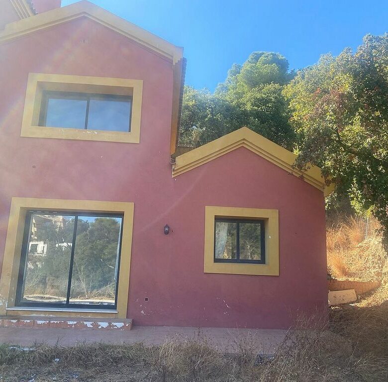 Six-bedroom villa to renovate with lift in Santa Maria, Elviria, Marbella