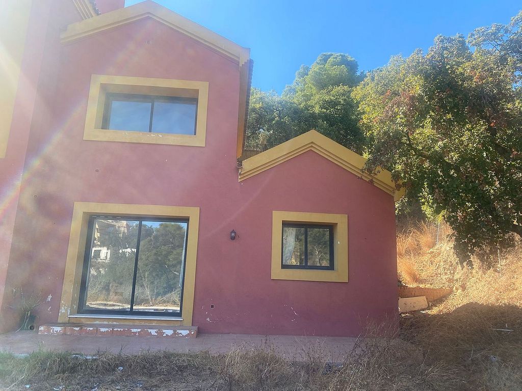 Six-bedroom villa to renovate with lift in Santa Maria, Elviria, Marbella
