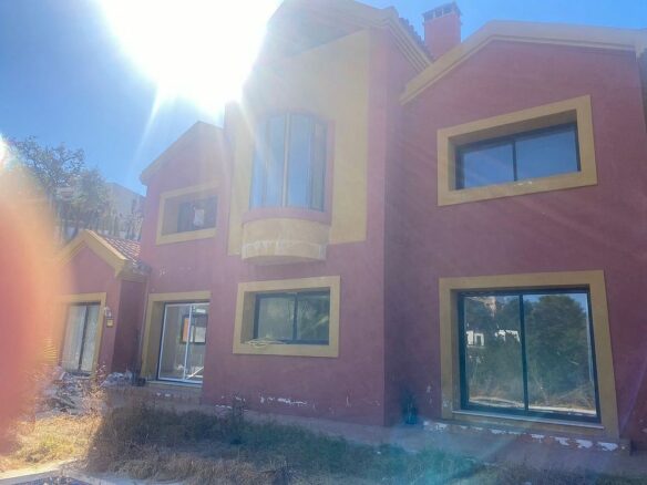 Six-bedroom villa to renovate with lift in Santa Maria, Elviria, Marbella