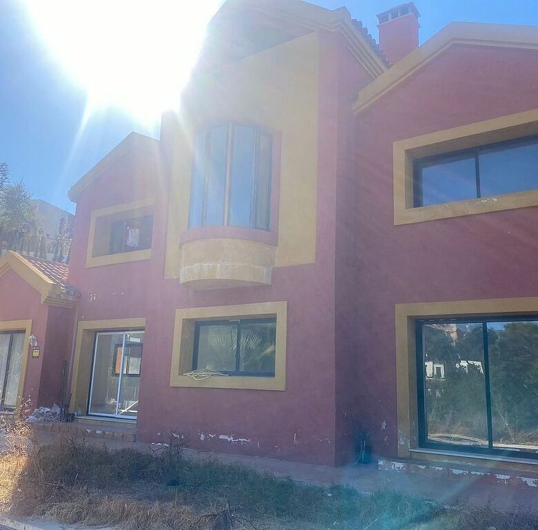 Six-bedroom villa to renovate with lift in Santa Maria, Elviria, Marbella