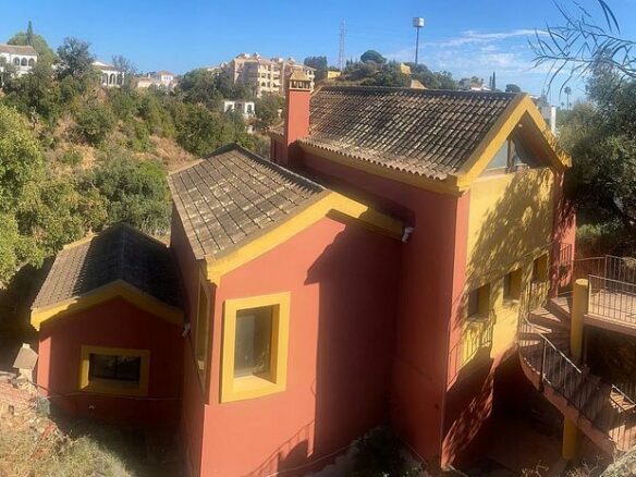 Six-bedroom villa to renovate with lift in Santa Maria, Elviria, Marbella
