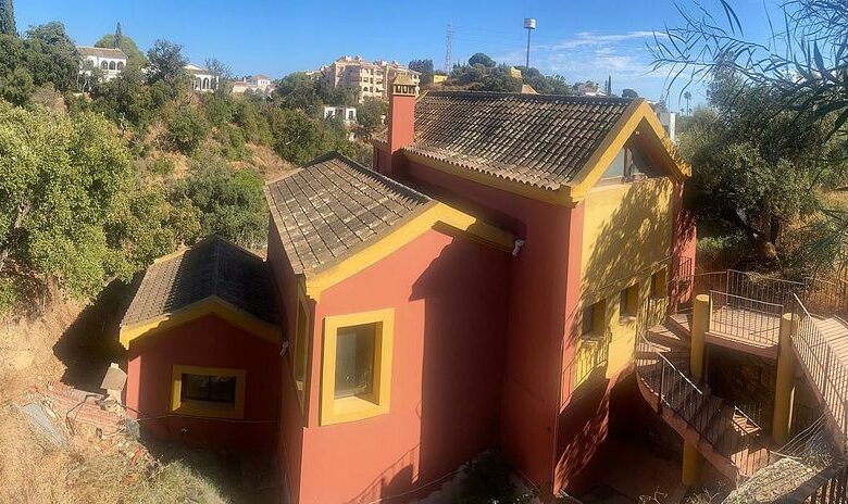 Six-bedroom villa to renovate with lift in Santa Maria, Elviria, Marbella