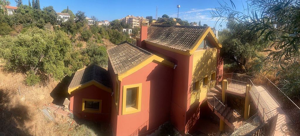 Six-bedroom villa to renovate with lift in Santa Maria, Elviria, Marbella