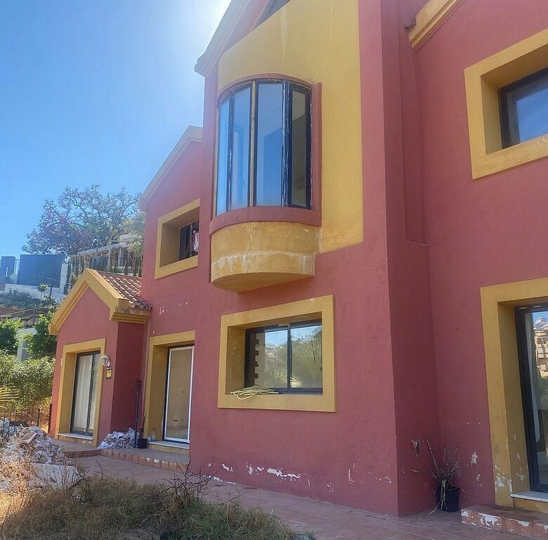 Six-bedroom villa to renovate with lift in Santa Maria, Elviria, Marbella