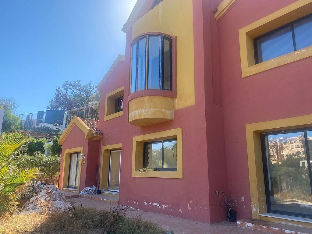 Six-bedroom villa to renovate with lift in Santa Maria, Elviria, Marbella