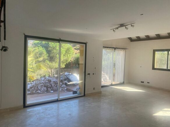 Six-bedroom villa to renovate with lift in Santa Maria, Elviria, Marbella