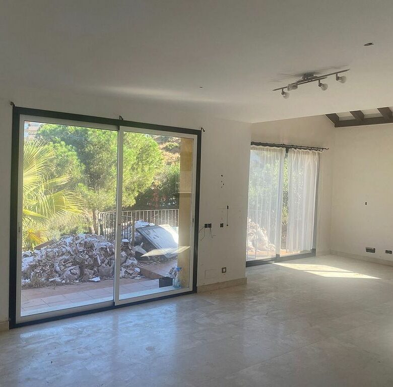 Six-bedroom villa to renovate with lift in Santa Maria, Elviria, Marbella