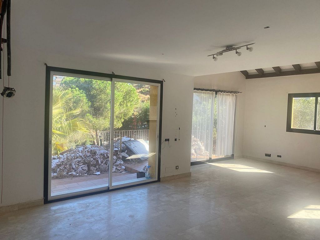 Six-bedroom villa to renovate with lift in Santa Maria, Elviria, Marbella