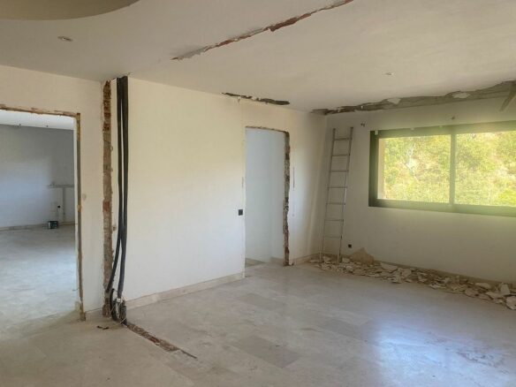 Six-bedroom villa to renovate with lift in Santa Maria, Elviria, Marbella