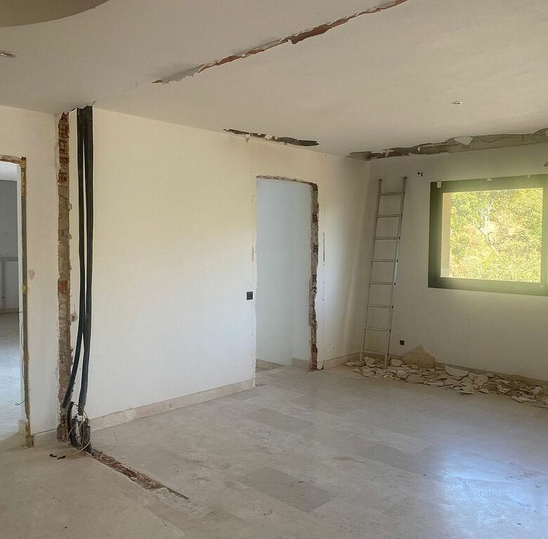 Six-bedroom villa to renovate with lift in Santa Maria, Elviria, Marbella