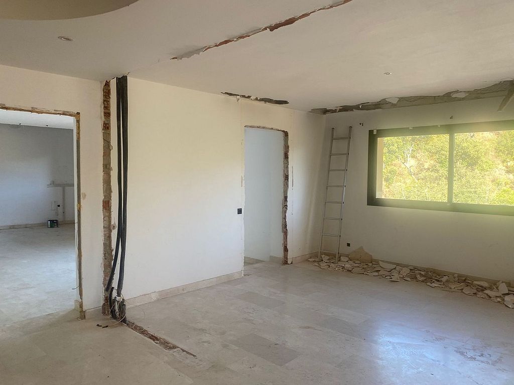 Six-bedroom villa to renovate with lift in Santa Maria, Elviria, Marbella