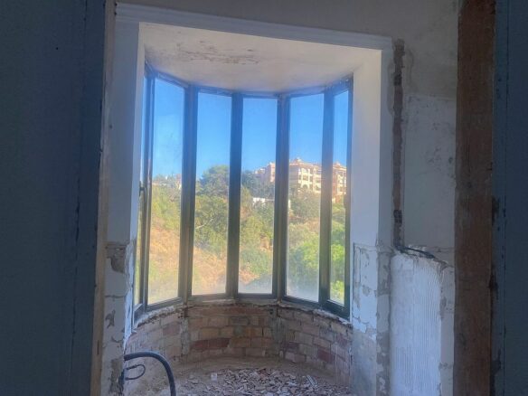 Six-bedroom villa to renovate with lift in Santa Maria, Elviria, Marbella