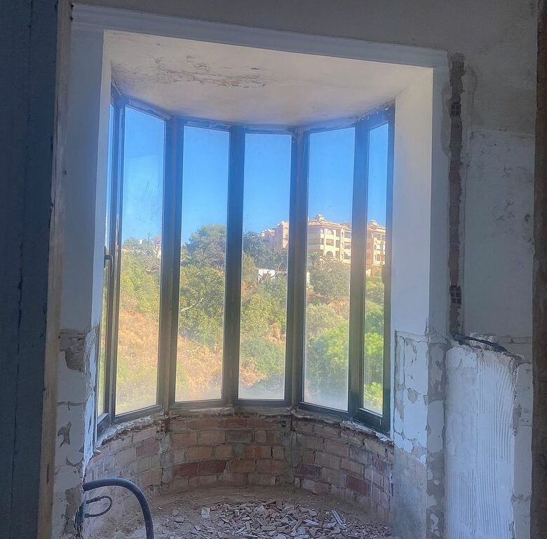 Six-bedroom villa to renovate with lift in Santa Maria, Elviria, Marbella