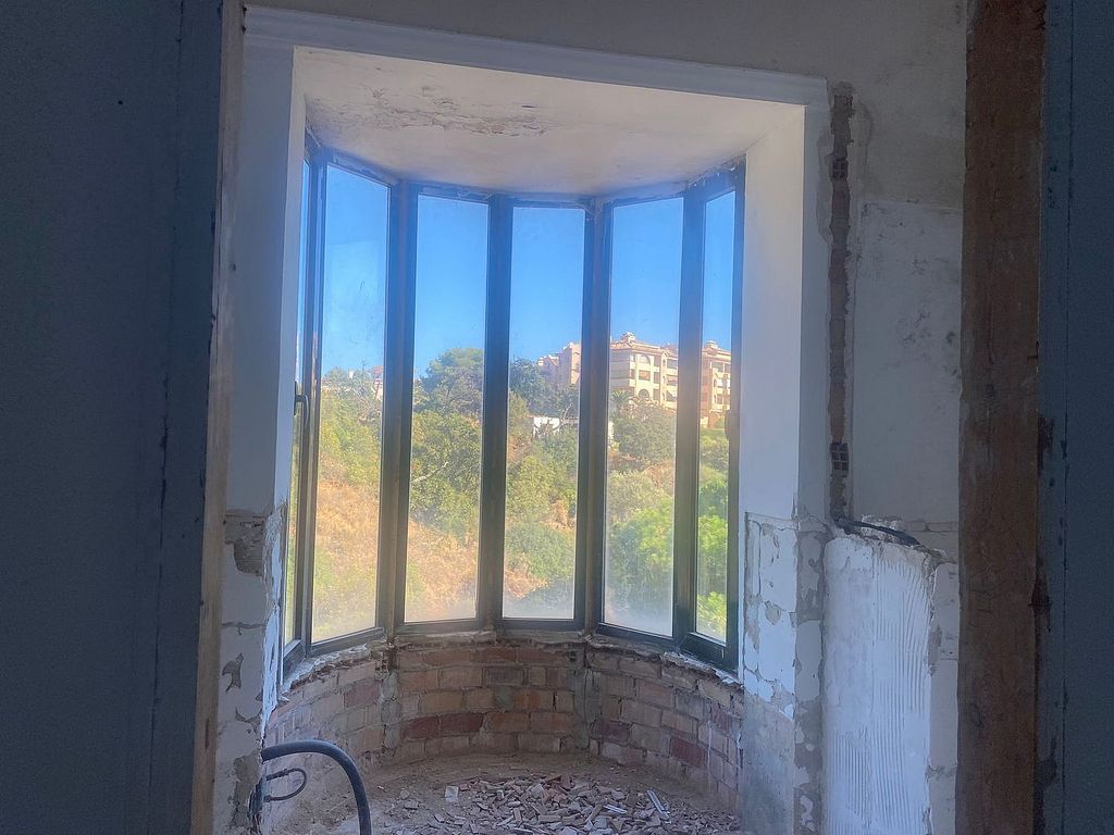 Six-bedroom villa to renovate with lift in Santa Maria, Elviria, Marbella