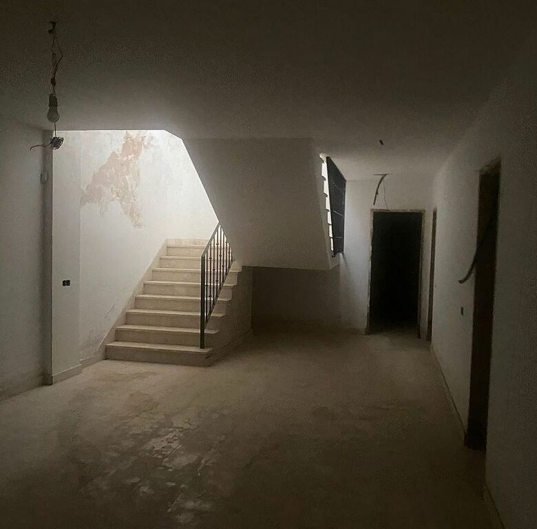 Six-bedroom villa to renovate with lift in Santa Maria, Elviria, Marbella