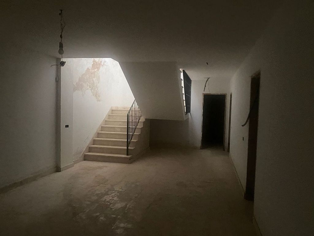 Six-bedroom villa to renovate with lift in Santa Maria, Elviria, Marbella
