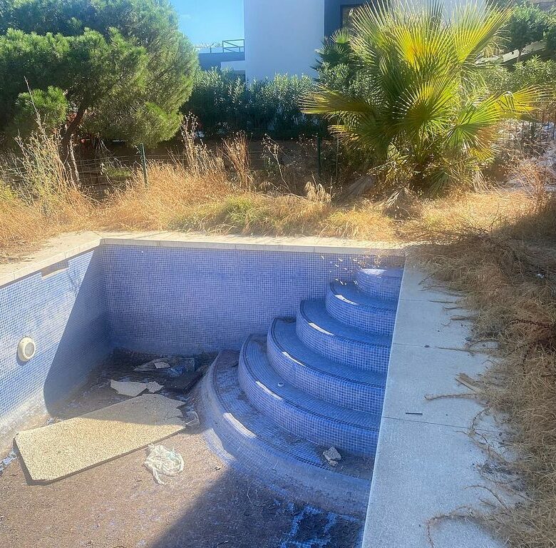 Six-bedroom villa to renovate with lift in Santa Maria, Elviria, Marbella