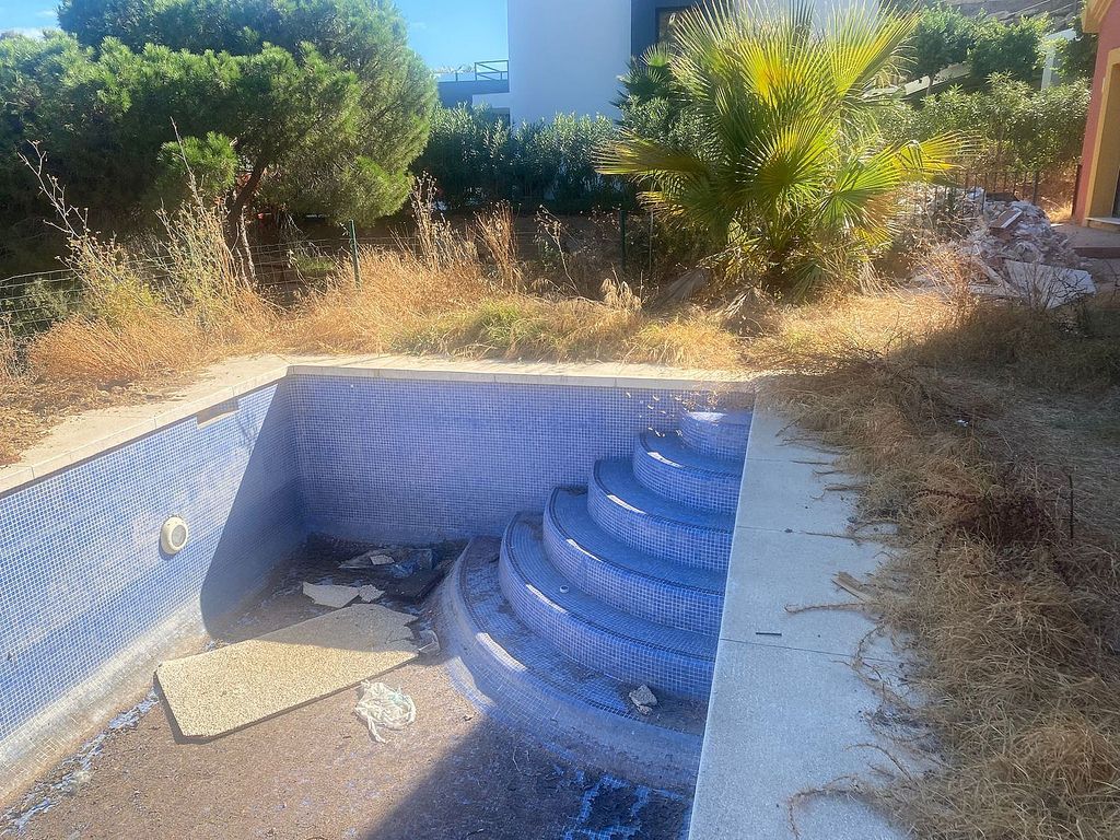 Six-bedroom villa to renovate with lift in Santa Maria, Elviria, Marbella