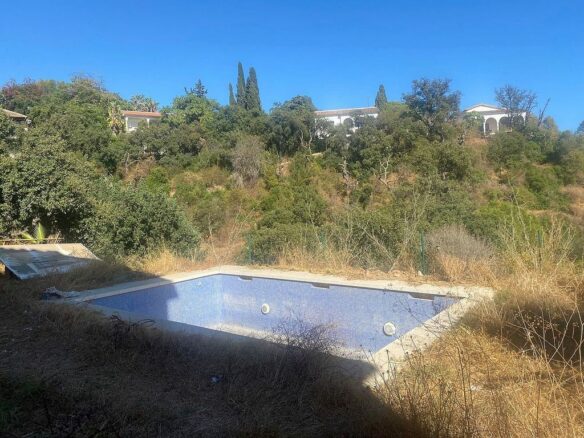 Six-bedroom villa to renovate with lift in Santa Maria, Elviria, Marbella