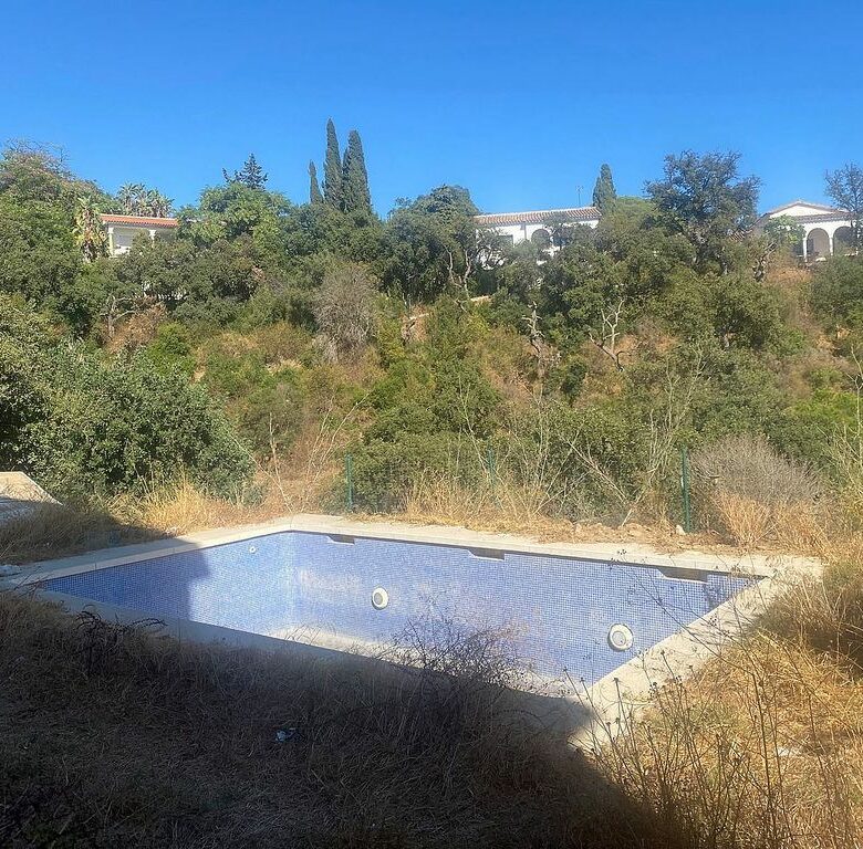 Six-bedroom villa to renovate with lift in Santa Maria, Elviria, Marbella