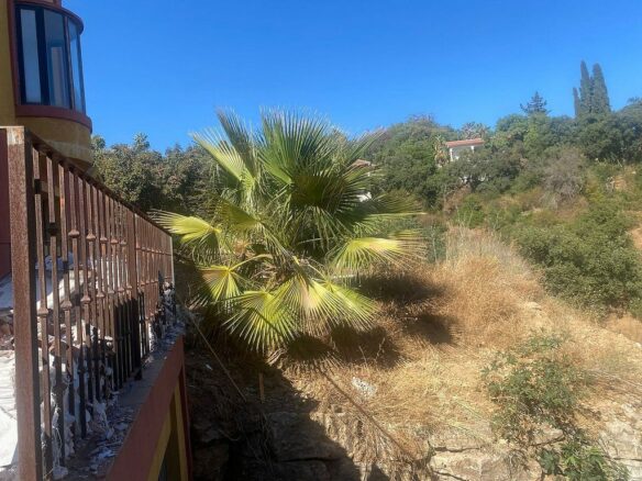 Six-bedroom villa to renovate with lift in Santa Maria, Elviria, Marbella