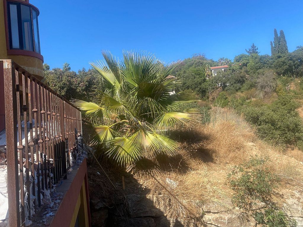 Six-bedroom villa to renovate with lift in Santa Maria, Elviria, Marbella