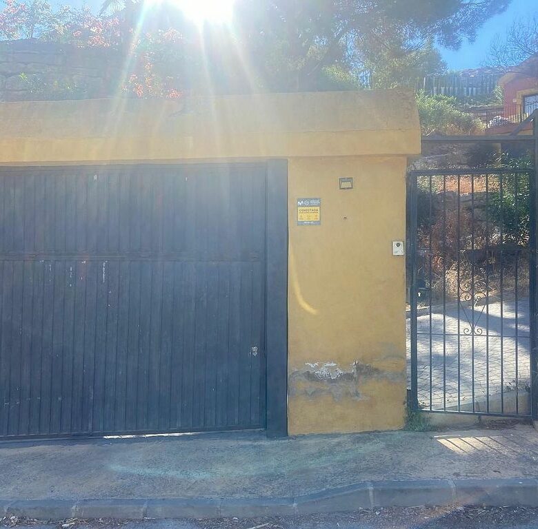 Six-bedroom villa to renovate with lift in Santa Maria, Elviria, Marbella