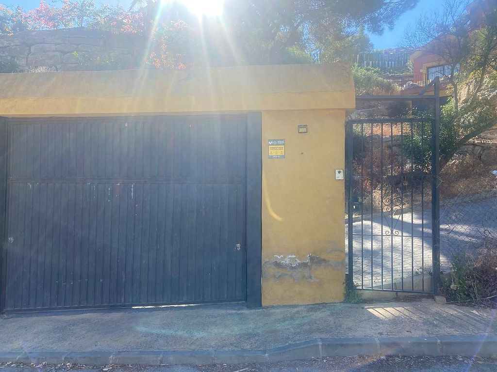 Six-bedroom villa to renovate with lift in Santa Maria, Elviria, Marbella