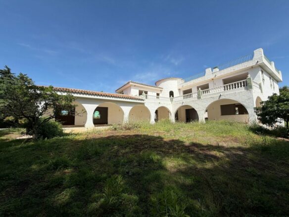 FOR SALE 🏡 Villa for Full Renovation on a 1,354 m² Private Plot in Town – Marbella 🇪🇸