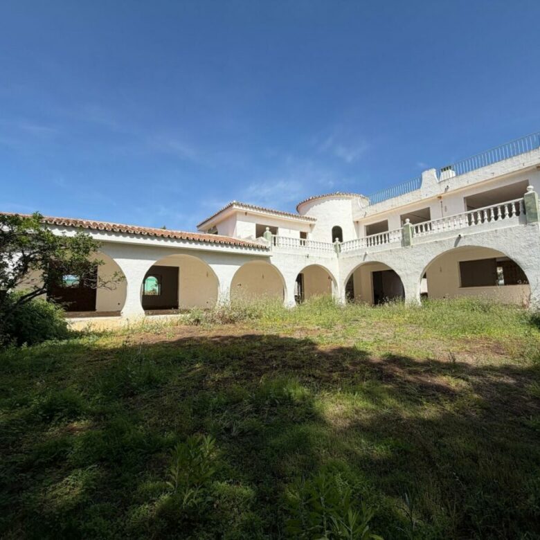 FOR SALE 🏡 Villa for Full Renovation on a 1,354 m² Private Plot in Town – Marbella 🇪🇸