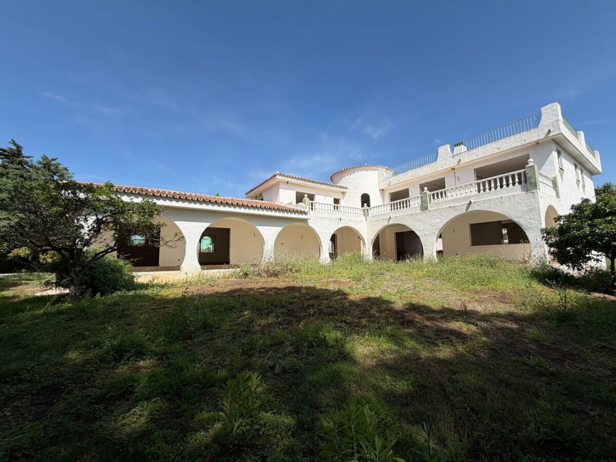 FOR SALE 🏡 Villa for Full Renovation on a 1,354 m² Private Plot in Town – Marbella 🇪🇸