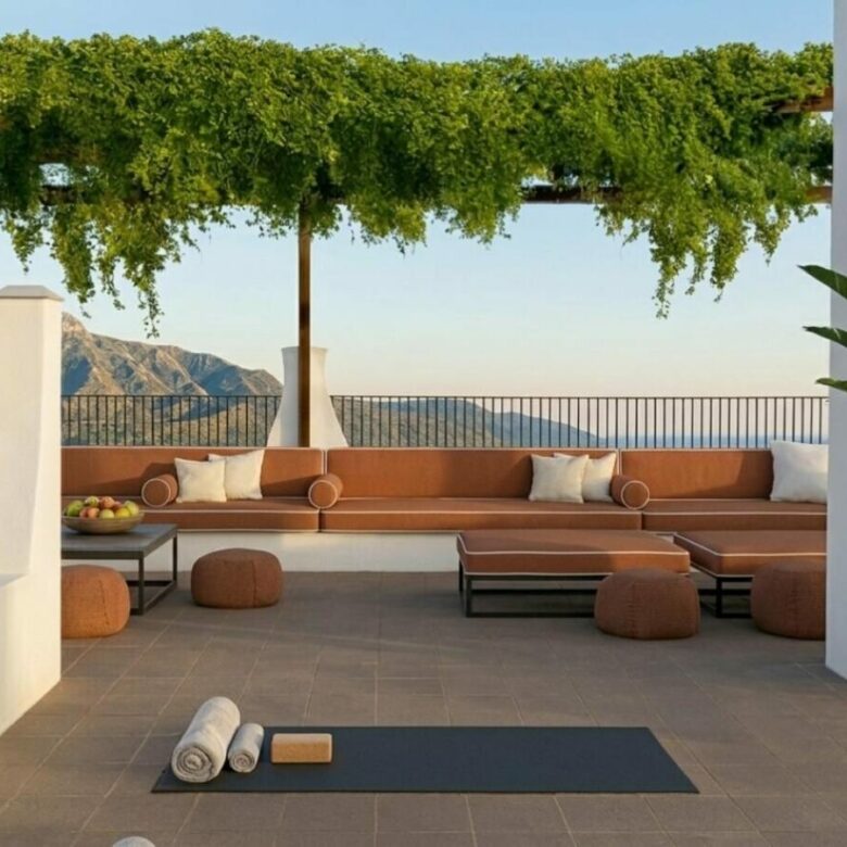FOR SALE 🏡 Villa for Full Renovation on a 1,354 m² Private Plot in Town – Marbella 🇪🇸