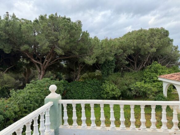 FOR SALE 🏡 Villa for Full Renovation on a 1,354 m² Private Plot in Town – Marbella 🇪🇸