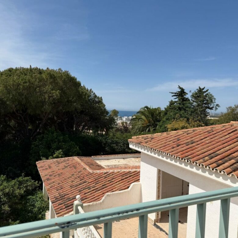 FOR SALE 🏡 Villa for Full Renovation on a 1,354 m² Private Plot in Town – Marbella 🇪🇸