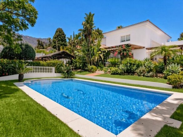 Detached villa to renovate in Nagueles, Sierra Blanca, Marbella