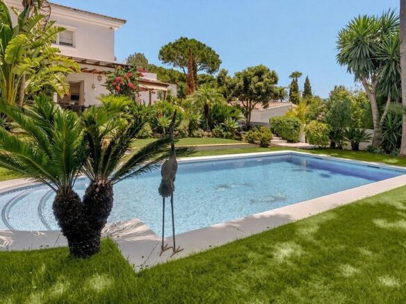 Detached villa to renovate in Nagueles, Sierra Blanca, Marbella