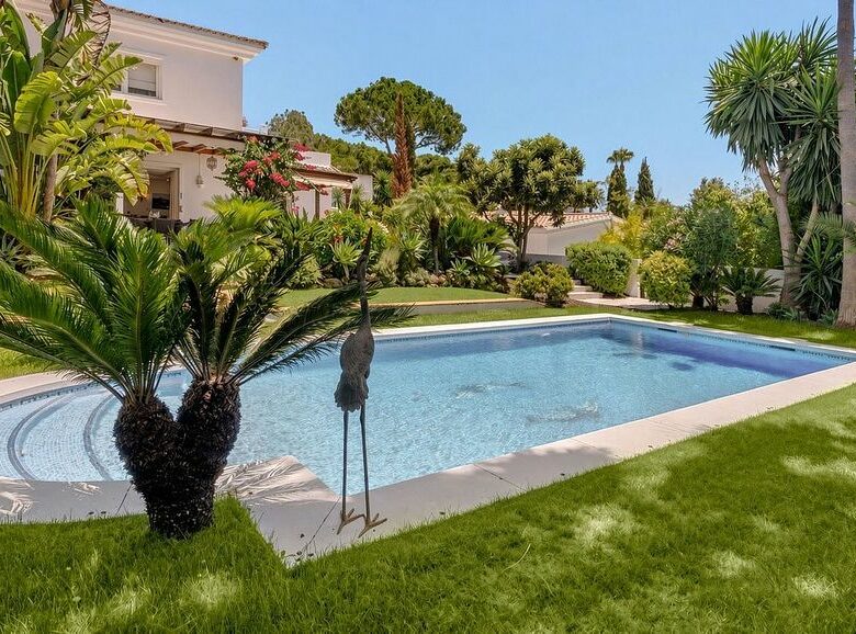 Detached villa to renovate in Nagueles, Sierra Blanca, Marbella