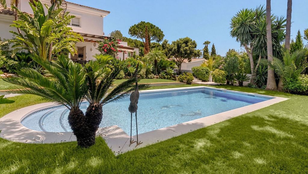 Detached villa to renovate in Nagueles, Sierra Blanca, Marbella