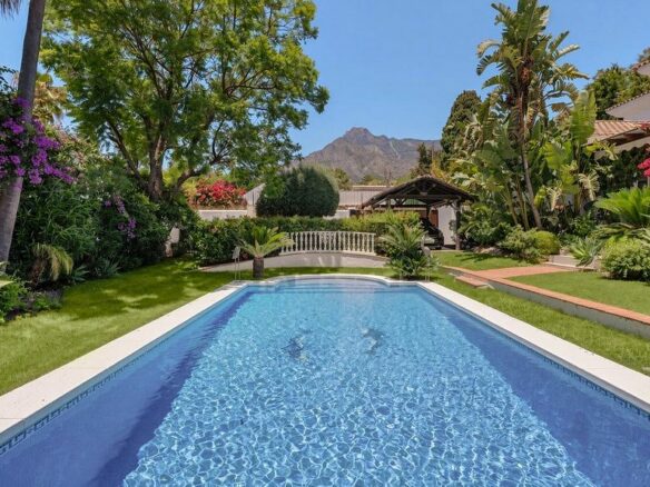 Detached villa to renovate in Nagueles, Sierra Blanca, Marbella