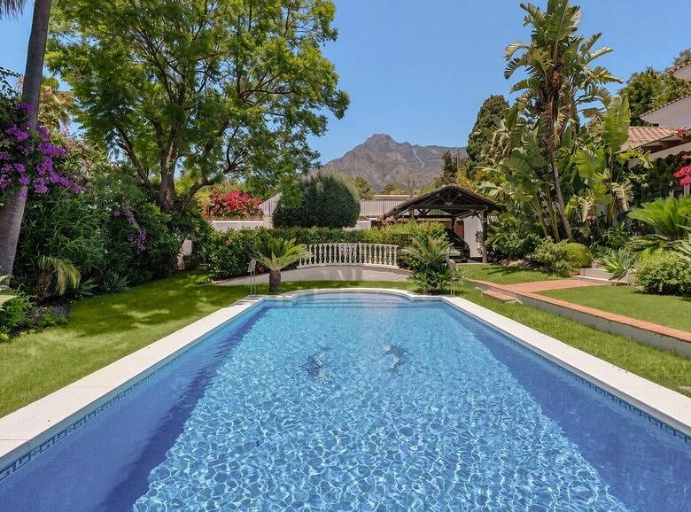Detached villa to renovate in Nagueles, Sierra Blanca, Marbella