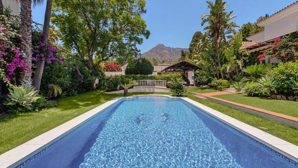 Detached villa to renovate in Nagueles, Sierra Blanca, Marbella
