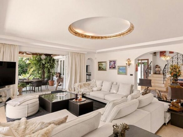 Detached villa to renovate in Nagueles, Sierra Blanca, Marbella