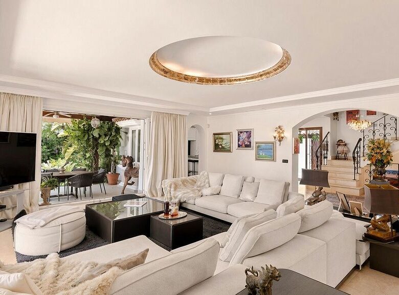 Detached villa to renovate in Nagueles, Sierra Blanca, Marbella