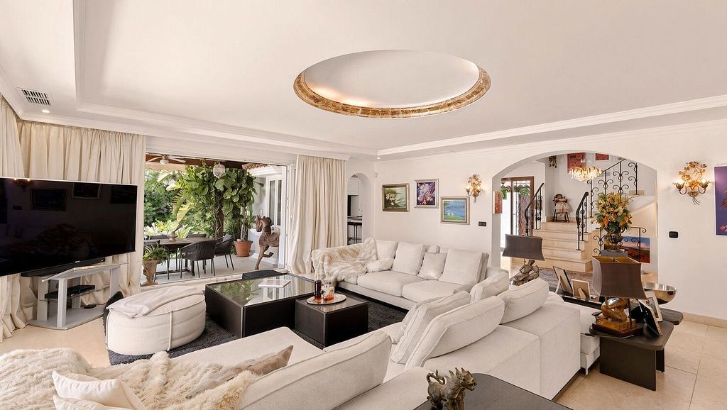 Detached villa to renovate in Nagueles, Sierra Blanca, Marbella